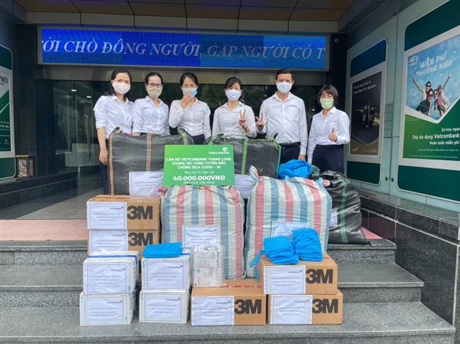 Tổ Công đoàn Phòng Quản lý nợ và Phòng Kế toán gây quỹ ủng hộ đồ vật tư y tế tới đội ngũ y bác sĩ chống dịch Covid-19 tại Bắc Giang