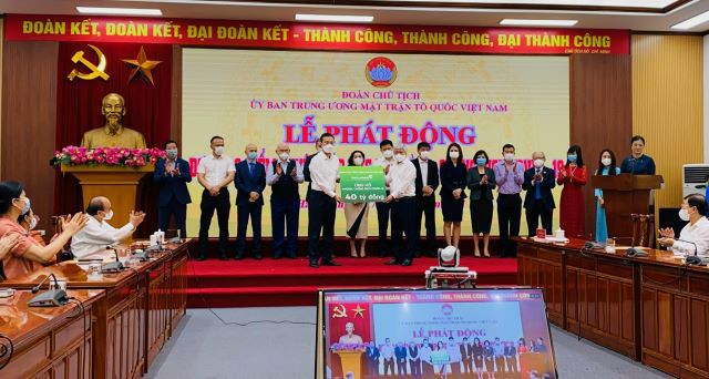 Ông Phạm Quang Dũng – Tổng giám đốc Vietcombank (bên trái) trao kinh phí ủng hộ phòng chống dịch Covid-19 cho đại diện Ủy ban Trung ương Mặt trận tổ quốc Việt Nam