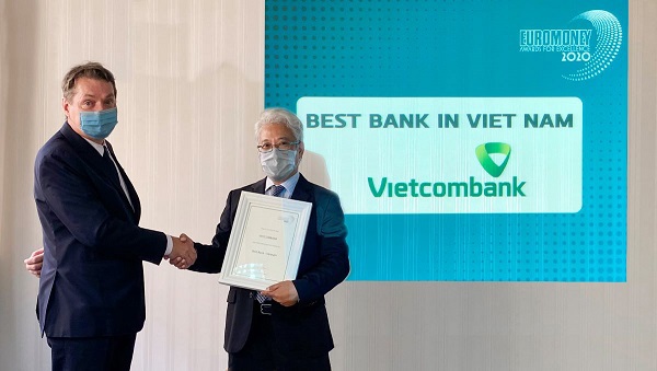 Ông Nguyễn Ngọc Ban (bên phải) – Giám đốc Công ty tài chính Việt Nam tại Hồng Kông nhận giải thưởng “Ngân hàng tốt nhất Việt Nam 2020” do Tạp chí Euromoney trao tặng