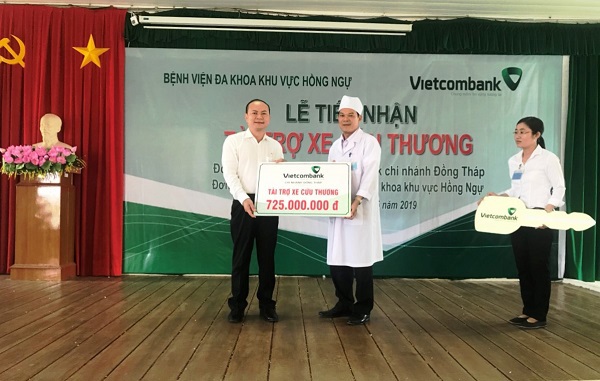 Ông Phan Duy Phúc (bên trái) –Giám đốc chi nhánh trao bảng tượng trưng và chìa khóa xe cho ông Trần Quang Vinh – Giám đốc Bệnh viện đa khoa khu vực Hồng Ngự.