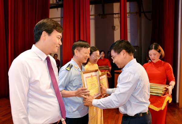 Ông Nguyễn Văn Nghiên- Cục trưởng Cục Hải quan Quảng Ninh nhận Bằng khen Đơn vị dẫn đầu Chỉ số cải cách hành chính của cơ quan Trung ương đóng trên địa bàn tỉnh năm 2019