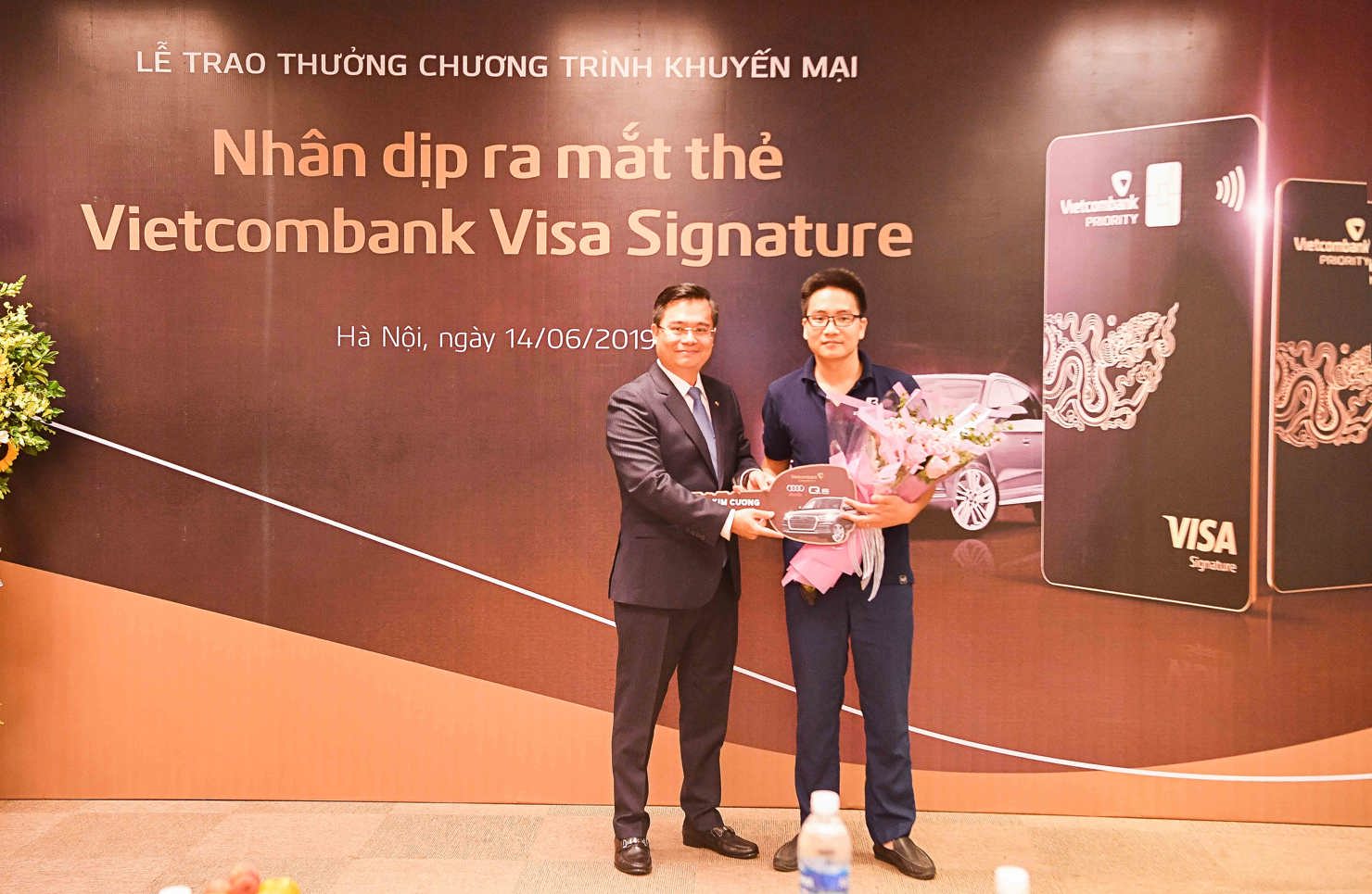 Đại diện Ban lãnh đạo Vietcombank, ông Nguyễn Thanh Tùng – Phó Tổng Giám đốc trao giải thưởng kim cương cho khách hàng Lê Văn Khánh 