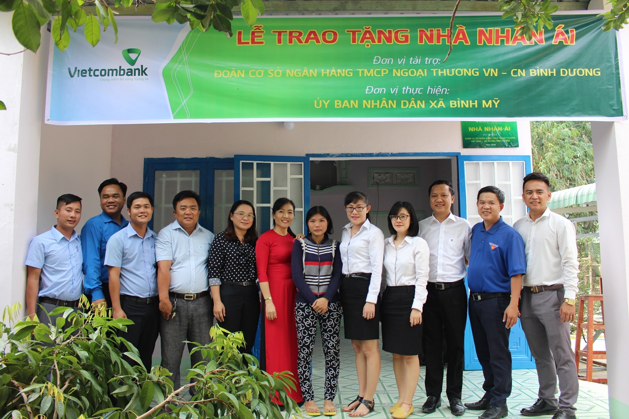 Đoàn cơ sở Vietcombank Bình Dương trao tặng Nhà Nhân ái cho hộ gia đình có hoàn cảnh khó khăn trên địa ban huyện Bắc Tân Uyên.