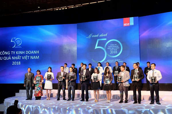 Bà Phan Thị Thanh Tâm - Phó Trưởng Văn phòng đại diện Vietcombank khu vực phía Nam (thứ 3 từ trái sang) nhận biểu trưng “Top 50 công ty kinh doanh hiệu quả nhất Việt Nam”