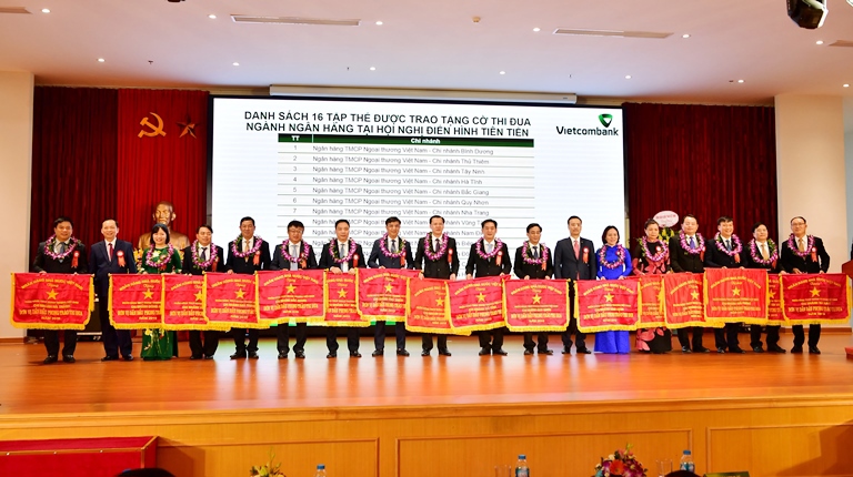 16 tập thể thuộc Vietcombank nhận cờ thi đua của Ngân hàng Nhà  nước
