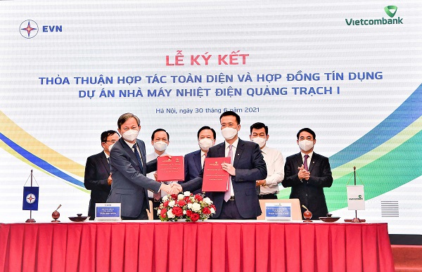 Ông Phạm Quang Dũng – Tổng Giám đốc Vietcombank (bên phải) và ông Trần Đình Nhân–Tổng Giám đốc EVN ký kết Thỏa thuận hợp tác toàn diện giữa 2 bên dưới sự chứng kiến lãnh đạo các bộ, ngành, cùng lãnh đạo EVN và Vietcombank