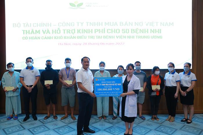 Phó Tổng Giám đốc DATC Chu Ngọc Lâm trao tặng quà hỗ trợ cho bệnh nhân nhi có hoàn cảnh khó khăn tại Bệnh viện Nhi Trung ương