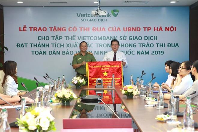Thượng tá Phạm Thanh Hùng – Trưởng phòng An ninh kinh tế Công an TP. Hà Nội trao cờ thi đua cho Vietcombank Sở giao dịch