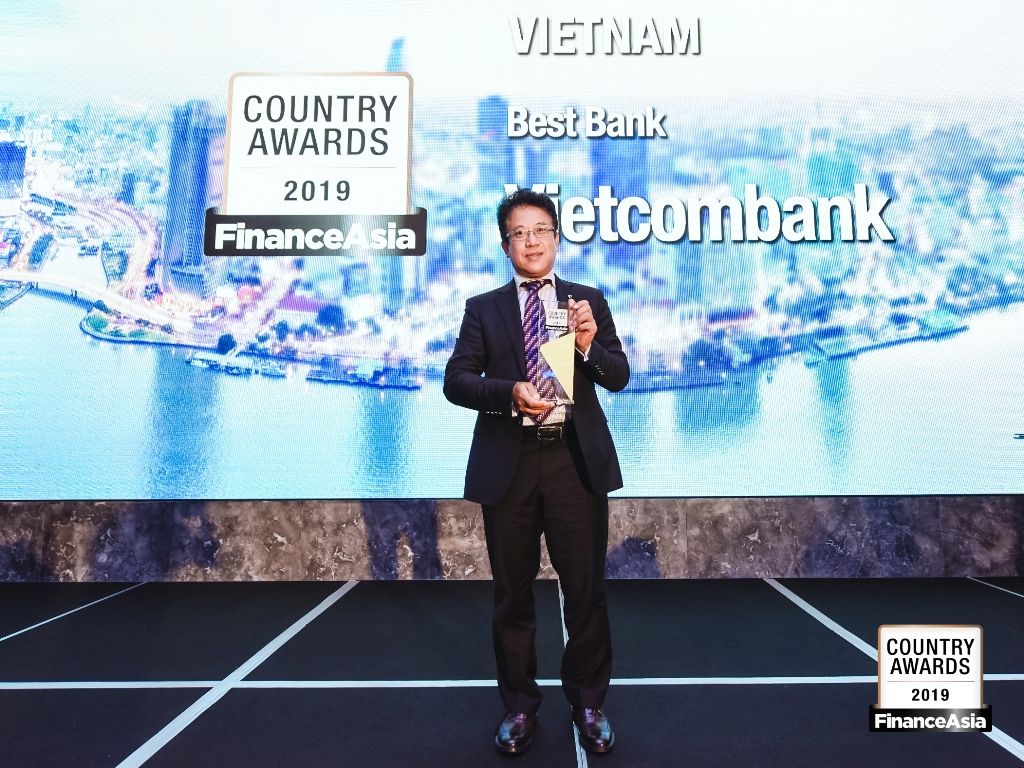 Ông Nguyễn Ngọc Ban – Giám đốc công ty tài chính Việt Nam tại Hongkong (Vinafico) đón nhận sự vinh danh của Tạp chí Finance Asia.