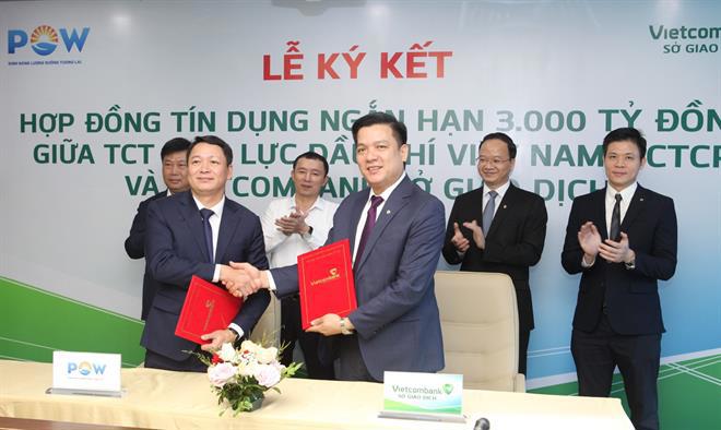 Ông Hồ Công Kỳ - Chủ tịch HĐQT  PV Power bên trái) và ông Hồ Văn Tuấn – Giám đốc Vietcombank Sở giao dịch ký kết hợp đồng tín dụng