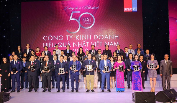 Bà Phan Thị Thanh Tâm - Phó Trưởng Văn phòng đại diện Vietcombank khu vực phía Nam (thứ 2 từ phải sang hàng đầu tiên) nhận biểu trưng “Top 50 công ty kinh doanh hiệu quả nhất Việt Nam”