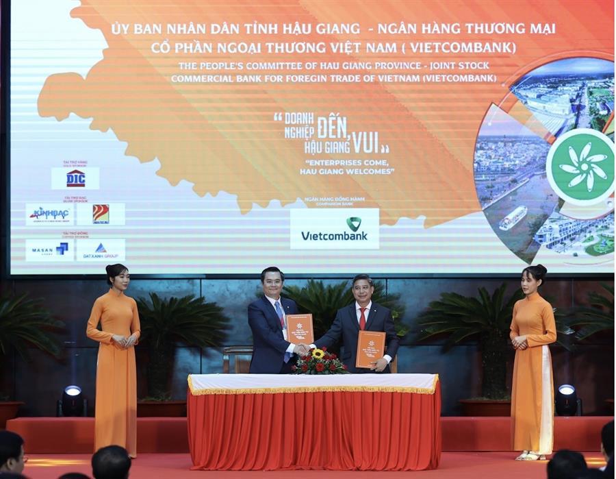 Ông Nguyễn Thanh Tùng - Phó Tổng Giám đốc phụ trách Ban điều hành Vietcombank (bên trái) và ông Đồng Văn Thanh - Chủ tịch UBND tỉnh Hậu Giang ký kết biên bản thỏa thuận hợp tác