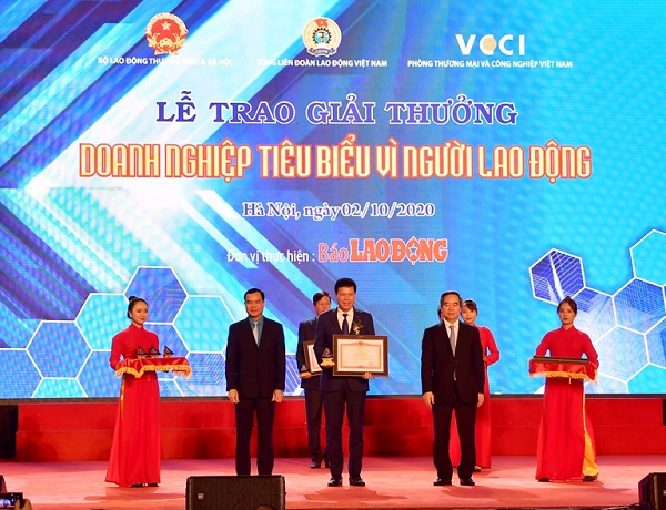 Đại diện Vietcombank nhận Bằng khen &ldquo;Doanh nghiệp ti&ecirc;u biểu v&igrave; người lao động&rdquo; của Thủ tướng Ch&iacute;nh phủ