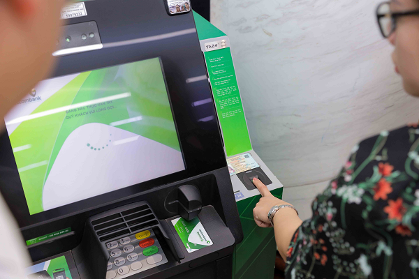 Kh&aacute;ch h&agrave;ng trải nghiệm r&uacute;t tiền bằng CCCD gắn chip tại ATM của Vietcombank