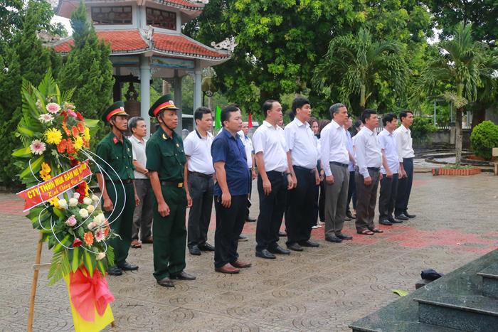 Đoàn công tác DATC cùng đại diện cán bộ xã Cam Nghĩa dâng hương tại Nghĩa trang liệt sỹ xã Cam Nghĩa, huyện Cam Lộ, tỉnh Quảng Trị