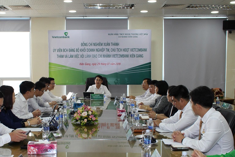 Ông Nghiêm Xuân Thành và đoàn công tác làm việc với lãnh đạo Vietcombank Kiên Giang và Vietcombank Phú Quốc tại trụ sở Vietcombank Kiên Giang