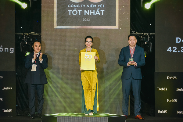 Bà Lê Thị Hòa Bình - Phó Giám đốc Vietcombank Chi nhánh TP. Hồ Chí Minh nhận Giải thưởng của Ban Tổ chức