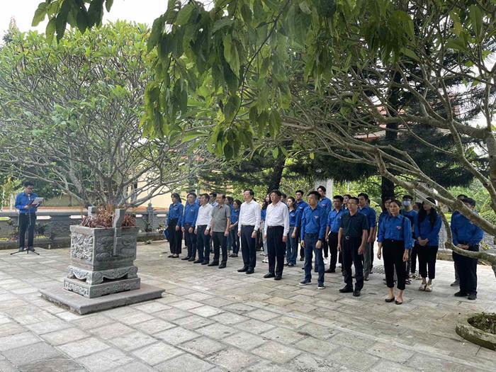 Lãnh đạo Cục Tài chính doanh nghiệp cùng Đoàn viên thanh niên Cục Tài chính doanh nghiệp và DATC dâng hương tại Nghĩa trang liệt sỹ Phạm Văn Khang cùng đồng đội