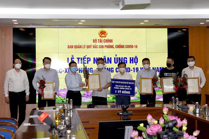 Bộ trưởng Bộ Tài chính Hồ Đức Phớc trao Giấy chứng nhận ủng hộ Quỹ vắc-xin phòng, chống COVID-19 cho Tổng Giám đốc DATC Phạm Mạnh Thường