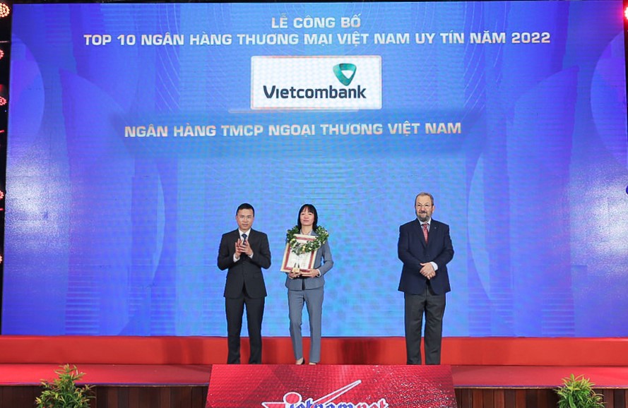 Bà Phan Thị Thanh Tâm, Phó trưởng VPĐD Vietcombank tại khu vực phía Nam, đại diện Vietcombank nhận vinh danh Top 10 ngân hàng thương mại uy tín năm 2022 từ Ban tổ chức