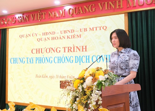 B&agrave; Ph&ugrave;ng Nguyễn Hải Yến - Ph&oacute; Tổng Gi&aacute;m đốc Vietcombank ph&aacute;t biểu tại lễ trao tặng