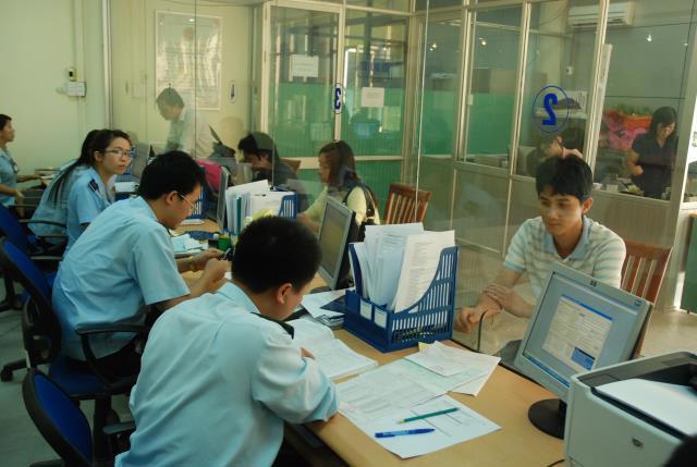 Cán bộ hải quan Quảng Ninh hướng dẫn doanh nghiệp mở tờ khai hải quan