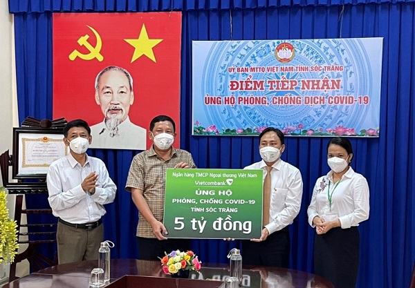 Ông Lâm Văn Mẫn - Bí thư Tỉnh ủy Sóc Trăng (thứ 2 từ trái sang) cùng ông Dương Sà Kha - Chủ tịch Ủy ban MTTQ tỉnh Sóc Trăng (ngoài cùng bên trái) tiếp nhận kinh phí ủng hộ phòng chống dịch COVID-19 của Vietcombank