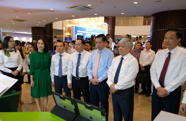 Các đồng chí Lãnh đạo Trung ương Mặt trận Tổ quốc Việt Nam, Đảng ủy Khối DNTW đến thăm gian hàng trưng bày của Vietcombank