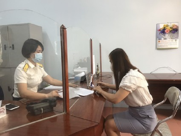Công chức Cục Thuế Bắc Giang hướng dẫn người dân thực hiện kê khai giá chuyển nhượng bất động sản