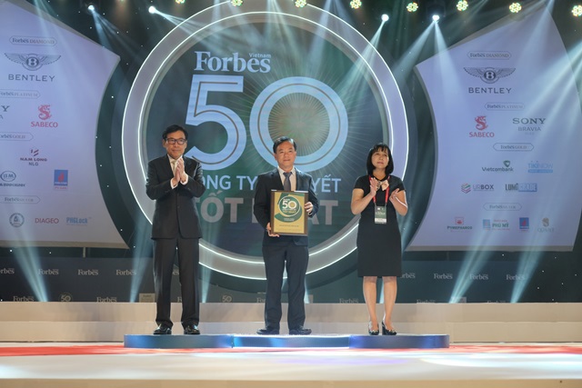 Ông Đặng Hoài Đức – Phó Tổng Giám Đốc Vietcombank (đứng giữa) nhận vinh danh từ Forbes Việt Nam
