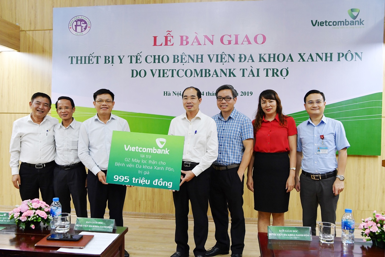 Ông Đào Minh Tuấn – Phó Tổng Giám đốc  Vietcombank (thứ 3 từ trái sang) trao biển tượng trưng tài trợ 02 máy lọc thận cho Bệnh viện 
