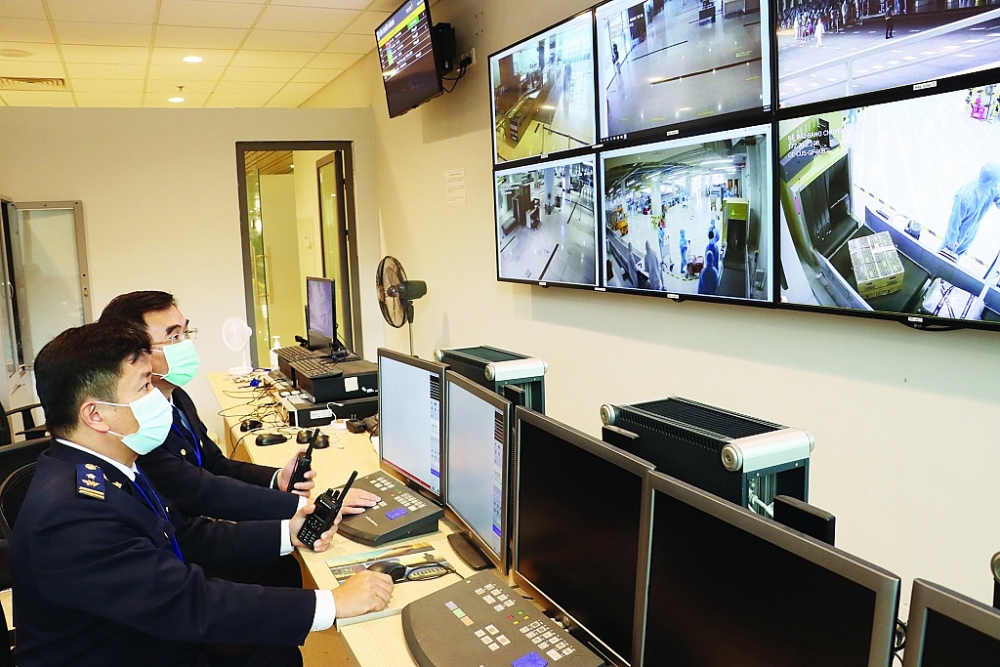 Công chức Hải quan thực hiện giám sát qua hệ thống camera tại sân bay Vân Đồn