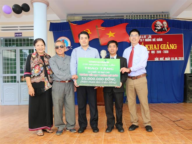 Ông Phạm Ngọc Huyến (Áo xanh đứng giữa) – Giám đốc Vietcombank Đắk Lắk trao tặng xe cho Trường Tiểu học Y Ngông Niê Kđăm