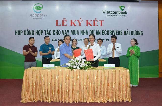 Bà Nguyễn Thị Thêu - Giám đốc Vietcombank Hải Dương và Tổng giám đốc công ty Cổ phần đầu tư Ecopark Hải Dương ký kết hợp đồng hợp tác cho vay mua nhà dự án