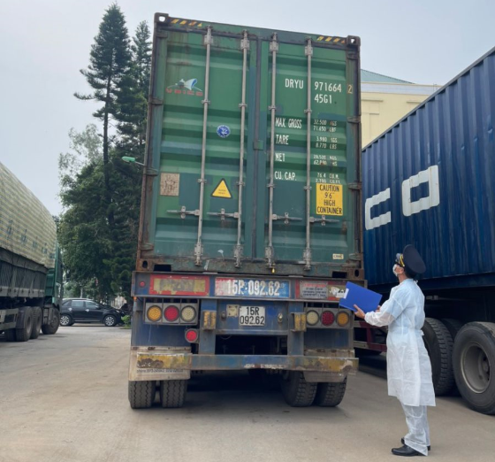 Công chức Chi cục Hải quan Cửa khẩu Hoành Mô (Cục Hải quan Quảng Ninh) giám sát hàng hóa xuất nhập khẩu