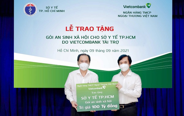 Ông Đặng Hoài Đức-Phó Tổng Giám đốc Vietcombank (bên phải) trao biển tượng trưng tài trợ cho đại diện Sở Y tế TP. Hồ Chí Minh