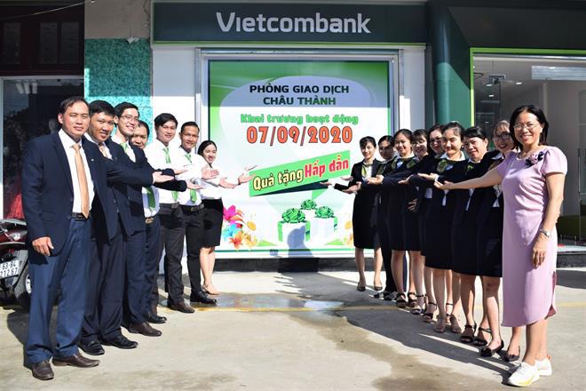 Bà Nguyễn Thị Tuyết – Giám đốc Vietcombank Tiền Giang (bìa phải) cùng tập thể lãnh đạo, cán bộ PGD Vietcombank Châu Thành chào đón khách đến giao dịch