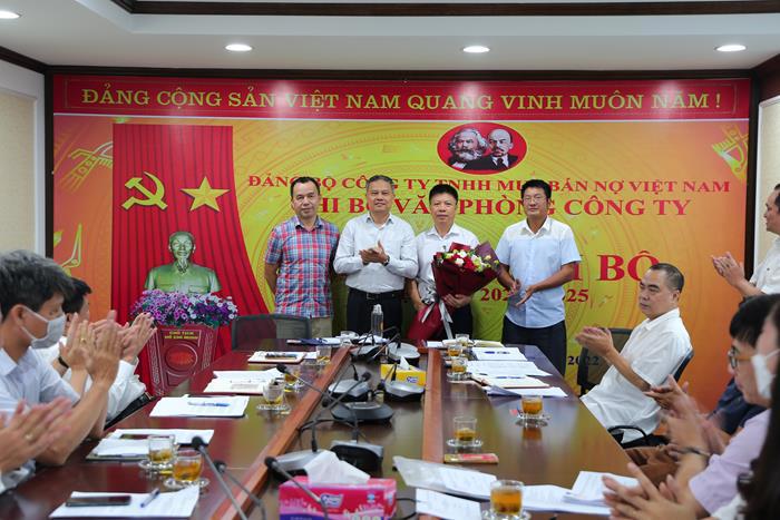 Đồng chí Phạm Mạnh Thường - Phó Bí thư Đảng ủy, Tổng Giám đốc DATC tham dự và tặng hoa chúc mừng Chi ủy Chi bộ Văn phòng Công ty nhiệm kỳ 2022 - 2025