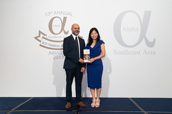 Đại diện Vietcombank, bà Vũ Thị Bích Thu - Trưởng Văn phòng đại diện tại Singapore nhận giải thưởng "Ngân hàng tốt nhất Việt Nam" của Tạp chí Alpha SEA