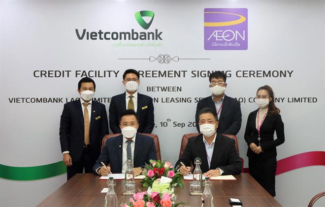 Ông Nguyễn Thành Đô–Thành viên HĐQT, Tổng giám đốc Vietombank Lào (bên trái) cùn ông Kunio Kawamura – Giám đốc điều hành AEON Lào ký hợp đồng tín dụng