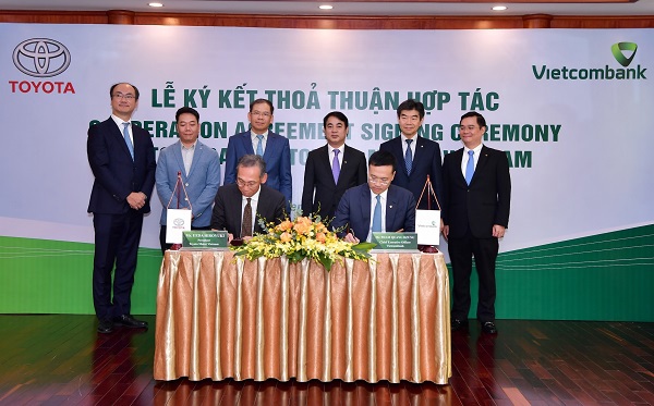 Ông Hiroyuki Ueda – Tổng Giám đốc Toyota Việt Nam và ông Phạm Quang Dũng – Tổng Giám đốc Vietcombank ký kết thỏa thuận hợp tác giữa Vietcombank và Toyota Việt Nam