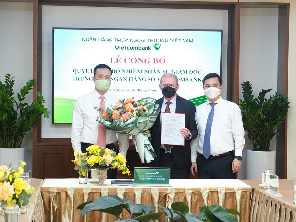 Phạm Quang Dũng - Chủ tịch HĐQT và ông Nguyễn Thanh Tùng – Phó TGĐ phụ trách Ban điều hành  trao Quyết định và tặng hoa tân Giám đốc Trung tâm ngân hàng số Vietcombank.