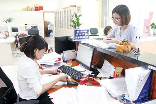 Người nộp thuế l&agrave;m thủ tục thuế tại Bộ phận một cửa Cục Thuế Bắc Ninh