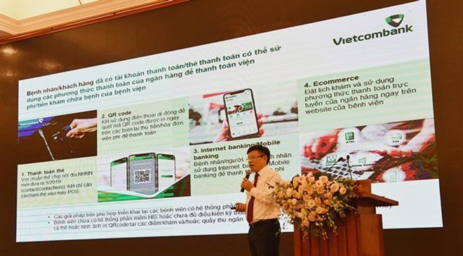 Ông Đào Minh Tuấn - Phó Tổng giám đốc Vietcombank trình bày tham luận tại Hội nghị