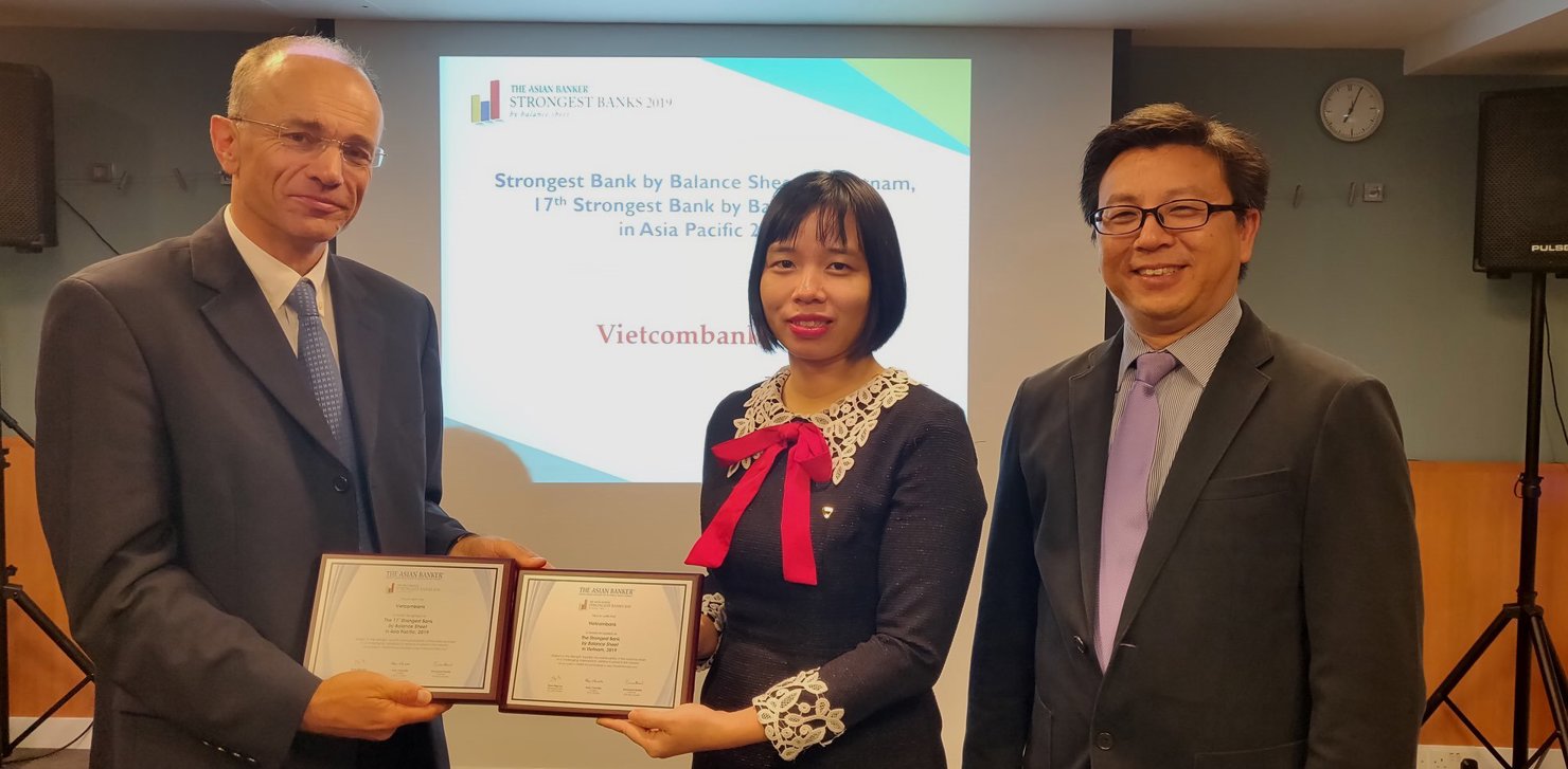 Đại diện Vietcombank, bà Phạm Vân Giang – Phó Trưởng Ban Định chế Tài chính (giữa) nhận Giải thưởng từ đại diện The Asian Banker