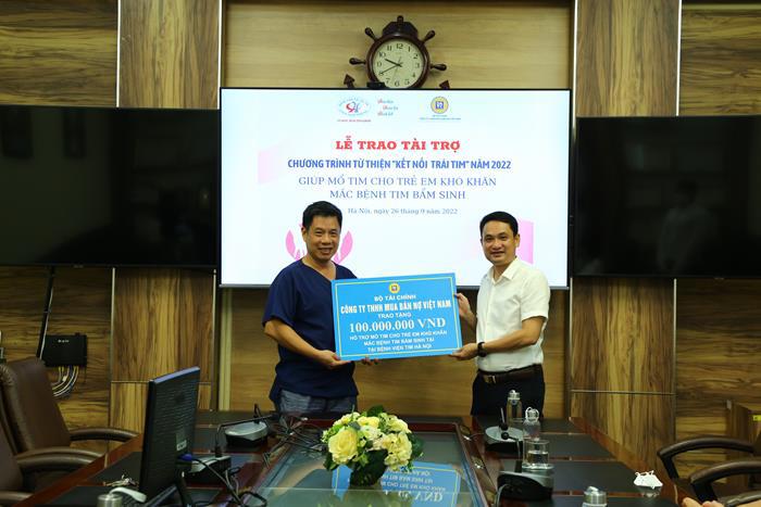 Ông Nguyễn Danh Dũng - Phó Tổng Giám đốc DATC trao tặng kinh phí mổ tim cho trẻ em có hoàn cảnh khó khăn tại Bệnh viện Tim Hà Nội