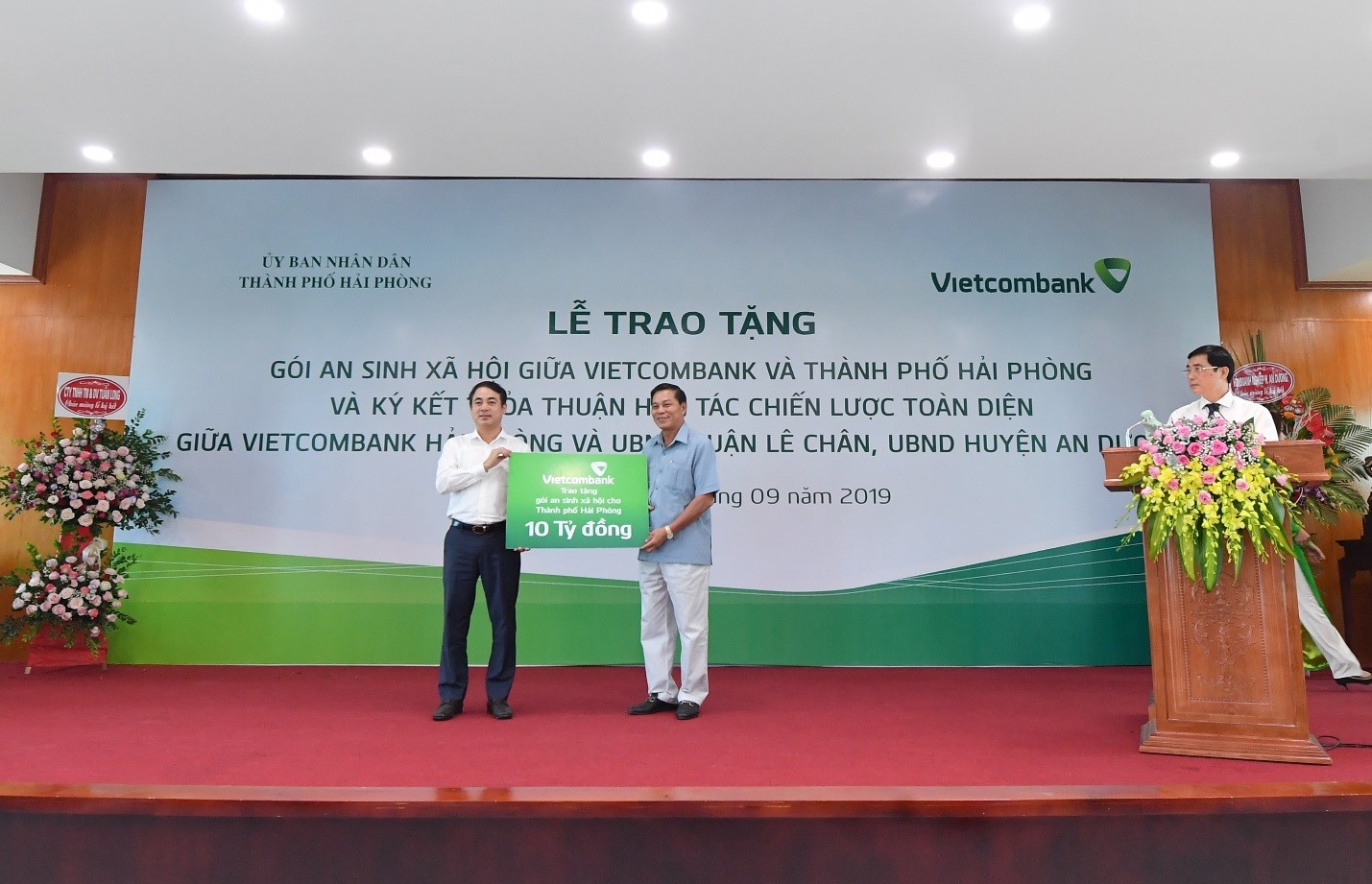 Ông Nghiêm Xuân Thành – Chủ tịch HĐQT Vietcombank (bên trái) trao tặng gói hỗ trợ ASXH trị giá 10 tỷ đồng cho TP. Hải Phòng