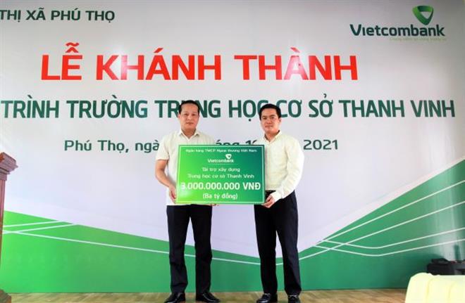 Ông Văn Tiến Thành (bên phải) – Giám đốc Vietcombank Phú Thọ trao biểu trưng số tiền 3 tỷ đồng do Vietcombank tài trợ