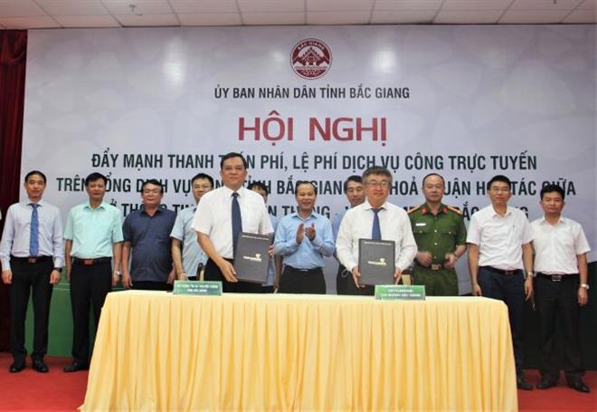 Vietcombank Bắc Giang cùng Sở Thông tin và truyền thông tỉnh Bắc Giang ký kết thỏa thuận hợp tác trước sự chứng kiến của lãnh đạo hai bên