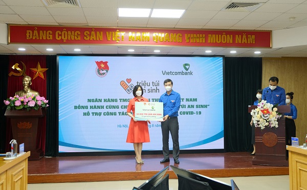  Bà Phùng Nguyễn Hải Yến – Phó Tổng giám đốc Vietcombank (bên trái) trao biển tượng trưng tặng 50.000 túi quà an sinh trị giá 12,5 tỷ đồng cho đại diện Trung ương Đoàn TNCS Hồ Chí Minh